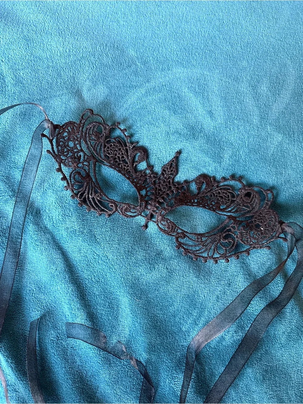 Lace Filigree Masquerade Mask - Black